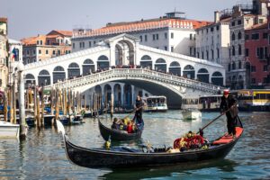 Rialto Bridge - Walking tours guide in Venice
